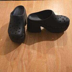 CROCS Women's Black Chunky Heel Mules